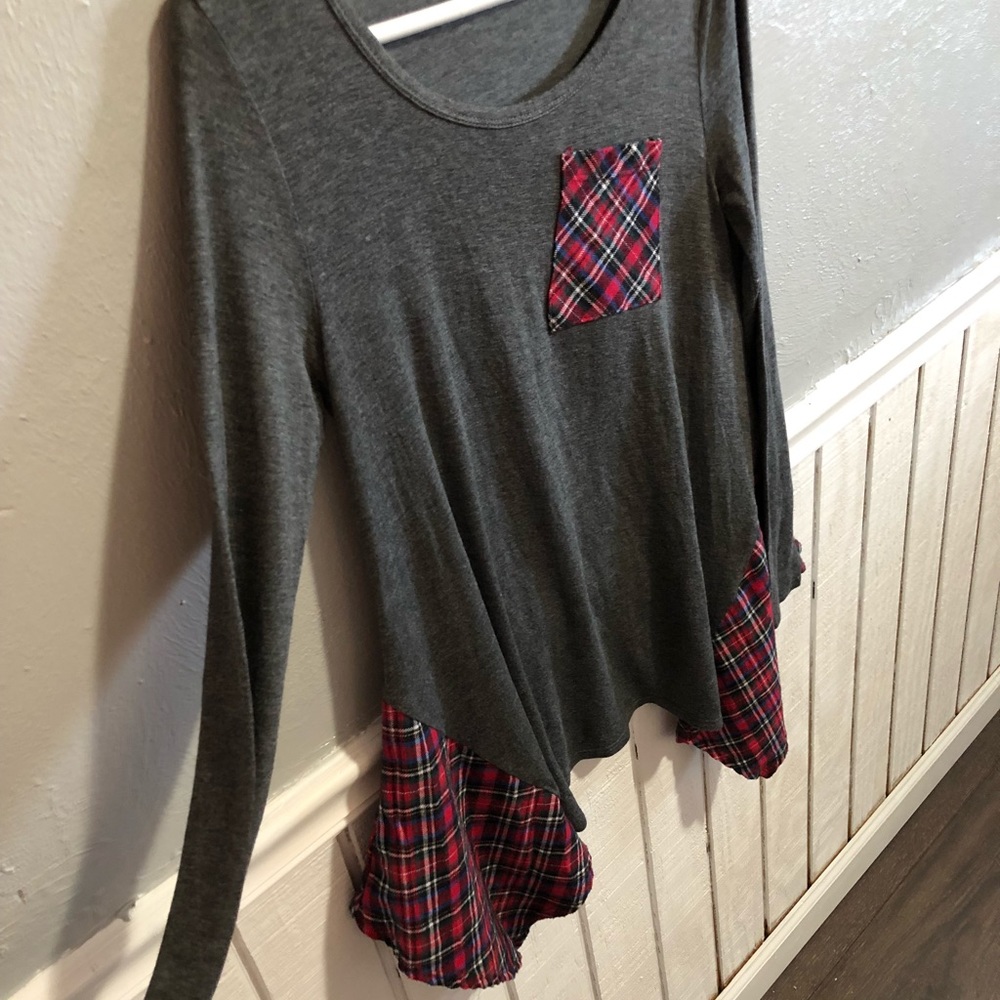 Long sleeve grey top with plaid detail
